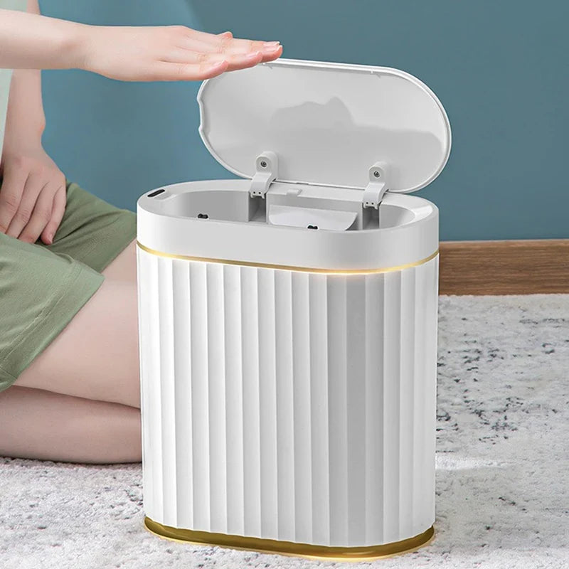 Poubelle automatique design ovale à parois cannelées 7L