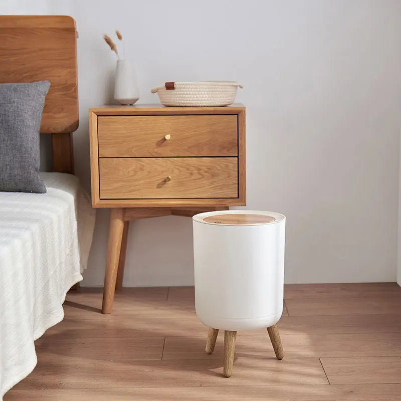 Poubelle sur pied blanche avec couvercle à pression effet bois