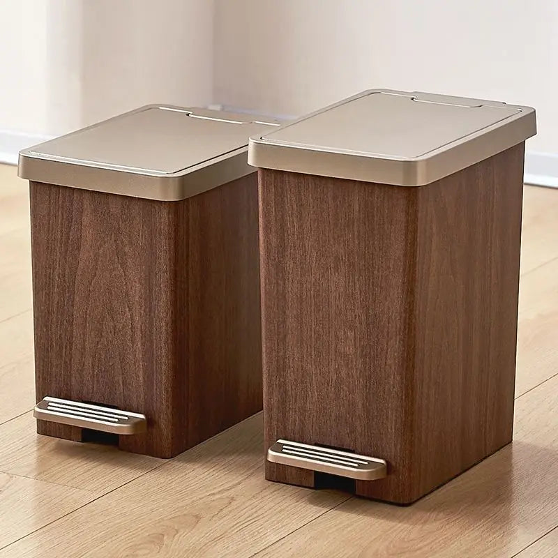 Poubelle design effet bois avec deux modes d’ouverture