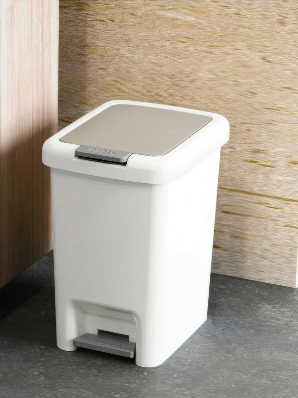 Poubelle à pédale rectangulaire blanche compacte et pratique
